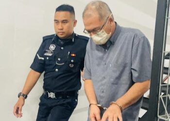 PESARA LAP, Mohd. Zulhairi Mohd. Zailani didenda RM10,000 selepas mengaku bersalah di Mahkamah Sesyen Ipoh hari ini kerana menerima suapan RM6,000. - UTUSAN