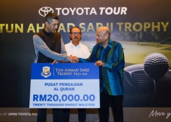 ARIFF Tuah Ahmad Sarji menyampaikan mock cek berjumlah RM20,000 kepada Sulaiman Osman pada majlis penyampaian hadiah pro-am Golf Amal Trofi Tun Ahmad Sarji di SGCC, Subang, baru-baru ini.