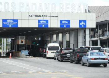 KADAR tukaran mata wang Ringgit Malaysia (RM) yang lebih rendah berbanding Thai Baht menjadi antara faktor rakyat negara ini mula berkurangan mengunjungi Thailand. – UTUSAN/IZLIZAN OTHMAN