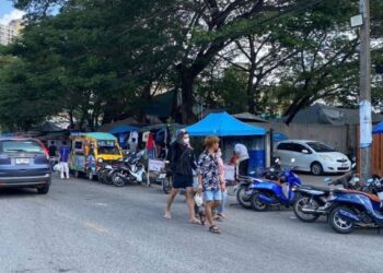 SUASANA di Hatyai sempena cuti Tahun Baharu Cina sedikit suram berbanding musim cuti persekolahan dan perayaan sempena Krismas Disember tahun lalu di Hatyai, Thailand, Sabtu lalu. – UTUSAN/MOHD. HAFIZ ABD. MUTALIB