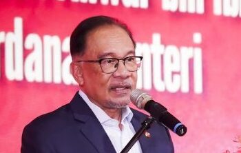 ANWAR Ibrahim berucap pada Majlis Sambutan Tahun Baharu Cina Gabungan Dewan Perniagaan dan Perindustrian Cina Malaysia di Kuala Lumpur, hari ini. - UTUSAN/MOHD. FARIZWAN HASBULLAH