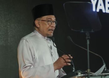 ANWAR Ibrahim berucap merasmikan Majlis Pelancaran Tun Razak Exchange sebagai Pusat Kewangan Antarabangsa Malaysia di Menara Exchange 106, Kuala Lumpur, hari ini. - UTUSAN/FARIZ RUSADIO