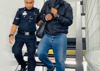 MUHAMMAD Amirul Md. Idrus (kanan) mengaku tidak bersalah di Mahkamah Sesyen Ipoh hari ini di atas dua pertuduhan meminta dan menerima rasuah berjumlah RM12,000, empat tahun lalu. - UTUSAN