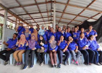Sebahagian peserta dan urus setia PPIP USM dalam program bersama wanita-wanita Orang Asli (Semai) di Batu 14, Tapah, Perak.