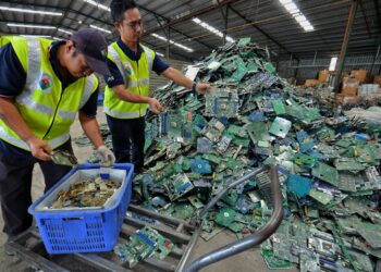PEGAWAI Jabatan Alam Sekitar (JAS) menunjukkan sebahagian daripada bahan sisa buangan elektronik di sebuah premis kilang haram yang diserbu di Jalan Kuala Sawah, Kampung Puchong, Seremban hari ini.-UTUSAN/MOHD. SHAHJEHAN MAAMIN.