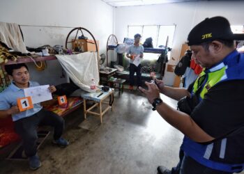 PEGAWAI JTK melakukan pemeriksaan menerusi Op Gegar di tempat penempatan pekerja asing di sebuah kilang di Sungai Gadut, Seremban hari ini.-UTUSAN/MOHD. SHAHJEHAN MAAMIN.