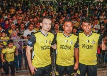 PEMAIN import baharu Perak dari Kyrgyzstan, Adilet Kanybekov (kiri) bersama Wan Zack Haikal (tengah) dan Firdaus Saiyadi pada Majlis Pelancaran Jersi ‘Home’ Perak FC Musim 2024/2025 di Ipoh, baru-baru ini. – UTUSAN/ZULFACHRI ZULKIFLI