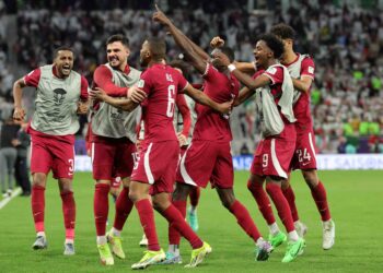 PEMAIN-pemain Qatar meraikan jaringan gol Almoez Ali (tiga dari kanan) yang membawa mereka ke perlawanan akhir Piala Asia 2023 selepas menewaskan Iran 3-2 dalam aksi separuh akhir di Stadium al-Thumama, Doha, semalam. Qatar akan menentang Jordan pada penentuan juara. – AFP