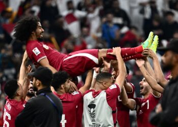 AKRAM Afif dijulang sebagai wira Qatar selepas membantu pasukan muncul juara dan mencipta hatrik di pentas akhir Piala Asia 2023 berdepan Jordan di Stadium Lusail, sebentar tadi.-AFP