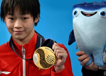 PENERJUN China, Quan Hongchan bersama pingat emas acara 10m platform Kejohanan Akuatik Dunia di Doha. Dia hanya berusia 16 tahun. - AFP