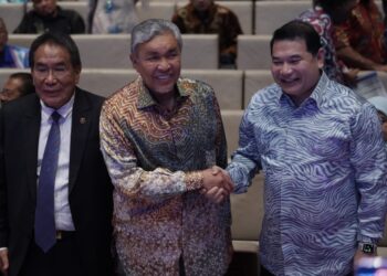 RAFIZI Ramli bersalaman dengan Ahmad Zahid Hamidi pada KEB 2024 di Putrajaya. - UTUSAN/FAISOL MUSTAFA