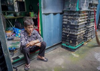 RAHIM Kidol kini menumpang dalam kabin kecil di sebuah medan selera Taman Mas, Puchong ihsan daripada kenalan terdekat. - UTUSAN/MOHD. FARIZWAN HASBULLAH