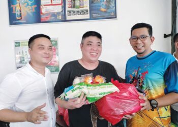 MOHAMAD NAJIB SAMURI (kanan) menyampaikan bantuan Tahun Baharu Cina di Taman Maju di sini, semalam.