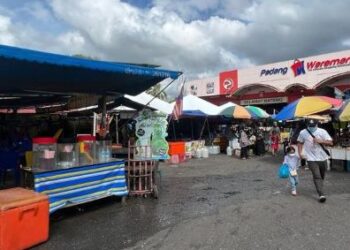 MONOPOLI peniaga warga Thailand di arked niaga Padang Besar dan kompleks beli-belah Padang Waremart termasuk kedai-kedai makan di situ menyaksikan aliran keluar duit dianggarkan mencecah jutaan ringgit setiap bulan. – UTUSAN/MOHD. HAFIZ ABD. MUTALIB