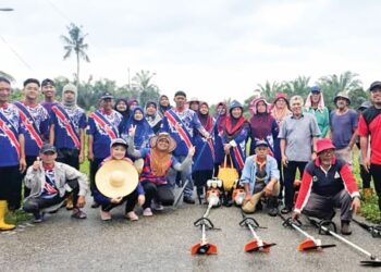 PENDUDUK Kampung Parit Dato’ Onn bergambar selepas  aktiviti gotong-royong di  Pontian, Johor, baru-baru ini.