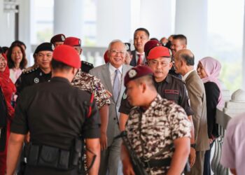 NAJIB Tun Razak hadir di Mahkamah Tinggi Kuala Lumpur bagi menghadiri perbicaraan kes 1MDB, semalam. – UTUSAN/SHIDDIEQIIN ZON