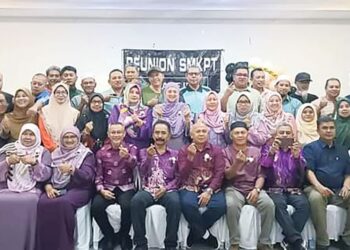 BADRA ISA Abdul Hamid (duduk depan, lima dari kiri) bersama bekas pelajar Sekolah Menengah Kebangsaan Padang Tengku kumpulan 1979-1983 dalam majlis perjumpaan di Laman Kasih Tempoyang,Lipis, Pahang, baru-baru ini. – UTUSAN/HARIS FADILAH AHMAD