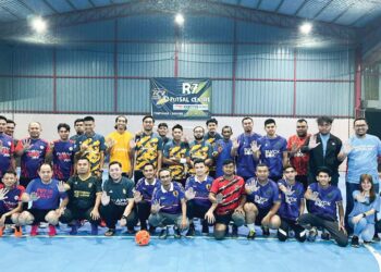 PARA pemain pasukan Pemuda UMNO Arau, AMK dan Amanah negeri bergambar pada perlawanan Futsal Perpaduan di R7 Futsal Centre, Kangar, semalam. – UTUSAN/ASYRAF MUHAMMAD