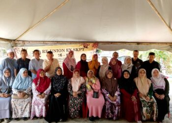 SEBAHAGIAN bekas murid Sekolah Kebangsaan Padang Terap, Kuala Nerang, Kedah dalam majlis pertemuan semula  baru-baru ini.