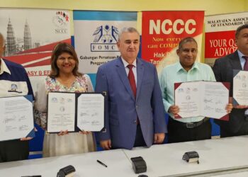 DUTA Besar Uzbekistan ke Malaysia, Karomidin Gadoev (tengah) menyaksikan pemeteraian MoU antara NGO pengguna Malaysia dan Uzbekistan di ibu pejabat FOMCA, Petaling Jaya, Selangor, baru-baru ini.