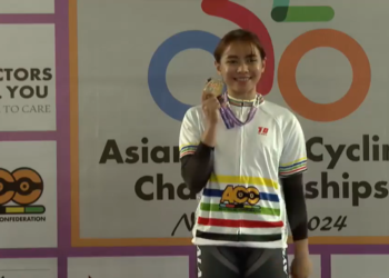 Nurul Izzah Izzati Mohd Asri merangkul pingat emas acara keirin Kejohanan Berbasikal Trek Asia (ACC) 2024 di New Delhi sebentar tadi.