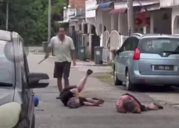 TANGKAP layar video seorang lelaki memukul wanita dan seorang warga emas di Jalan Selasa, Taman Rimba Mentakab di Temerloh, Pahang.