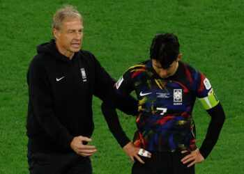 SON Heung Min tertunduk kecewa selepas gagal membantu Korea Selatan mara ke final Piala Asia 2023.