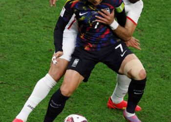 PEMAIN pertahanan Jordan, Yazan al-Arab mengasak Son Heung-min dalam aksi separuh akhir Piala Asia 2023 di Doha, kelmarin.
– AFP