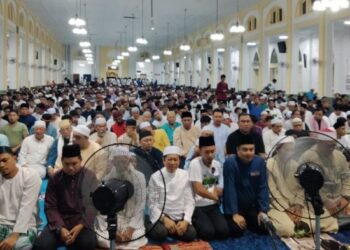 RIBUAN jemaah memenuhi ruangan masjid untuk menunaikan solat subuh berjemaah di Masjid Bandar Pontian, Pontian, Johor, pagi tadi. - UTUSAN/MUHAMMAD ZIKRI