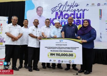 DANA bagi kajian memperkasakan STEM di negeri Terengganu diserahkan kepada Dr. Mazlan Abd Ghaffar  (dua dari kanan) dan Dr Laili Che Rose (kanan) oleh Ahmad Shah Muhamed  mewakili Menteri Besar Terengganu, Yang Amat Berkhormat Dato' Seri Dr. Ahmad Samsuri Mokhtar di Kuala Nerus baru-baru ini.