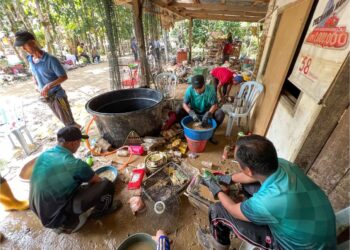 SUKARELAWAN TDM membantu penduduk membersihkan barangan dan kediaman yang terjejas teruk akibat banjir.