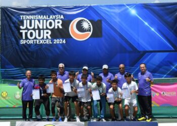 PARA pemain bersama pegawai kejohanan selepas pertandingan Tennis Malaysia Junior Tour (TMJT) Sports Excel Pusingan 1 di Arena Tenis Ipoh baru-baru ini. - UTUSAN