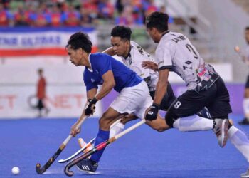 PEMAIN Tenaga Nasional Berhad (TNB) berjaya melepasi halangan dua pemain Terengganu Hockey Team dalam aksi Piala Sumbangsih, kelmarin. TNB menang menerusi penalti shoot out 3-1.