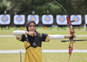 ARIANA Nur Diana menamatkan saingan di tempat ke-48  keseluruhan dalam kategori recurve individu Piala Dunia peringkat pertama di Shanghai, China bulan lalu. - UTUSAN/AMIR KHALID