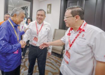 JALAN tengah perlu diambil oleh UMNO dan DAP untuk terus meraih sokongan rakyat walaupun berbeza falsafah dan matlamat dalam politik. – UTUSAN/FAISOL MUSTAFA