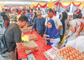 Orang ramai membeli keperluan seperti telur di gerai yang dibuka sempena Jualan Termurah Madani peringkat Parlimen Tanjong Karang di Kuala Selangor, semalam. - UTUSAN/AMIR KHALID