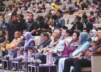 Ahmad Zahid Hamidi dan beberapa menteri Kabinet mendengar pelbagai pandangan yang dikemukakan oleh ahli panel yang mengambil bahagian dalam Kongres Ekonomi Bumiputera (KEB) 2024 di Putrajaya, semalam. – UTUSAN/FAISOL MUSTAFA