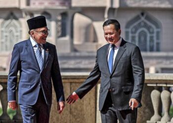 ANWAR Ibrahim menyambut ketibaan Hun Manet di Bangunan Perdana Putra, Putrajaya sempena lawatan rasmi sehari Perdana Menteri Kemboja itu ke Malaysia semalam. – UTUSAN/FAIZ ALIF ZUBIR