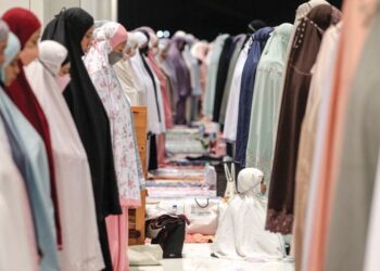 PENTING bagi para ibu bapa untuk membiasakan anak-anak dengan solat berjemaah di masjid dan surau kerana ini akan mempengaruhi kehidupan mereka di masa depan. – UTUSAN/FAISOL MUSTAFA