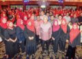 Ahmad Zahid Hamidi bersama sebahagian daripada peserta yang menghadiri pelancaran Projek Penggerak Wanita Risda (Pewaris) di Cyberjaya, semalam. - UTUSAN/FAISOL MUSTAFA