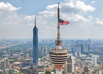 KERAJAAN harus kekal tegas dengan menolak syor yang tidak memanfaatkan atau mengubah struktur dan identiti negara. – UTUSAN/SHIDDIEQIIN ZON