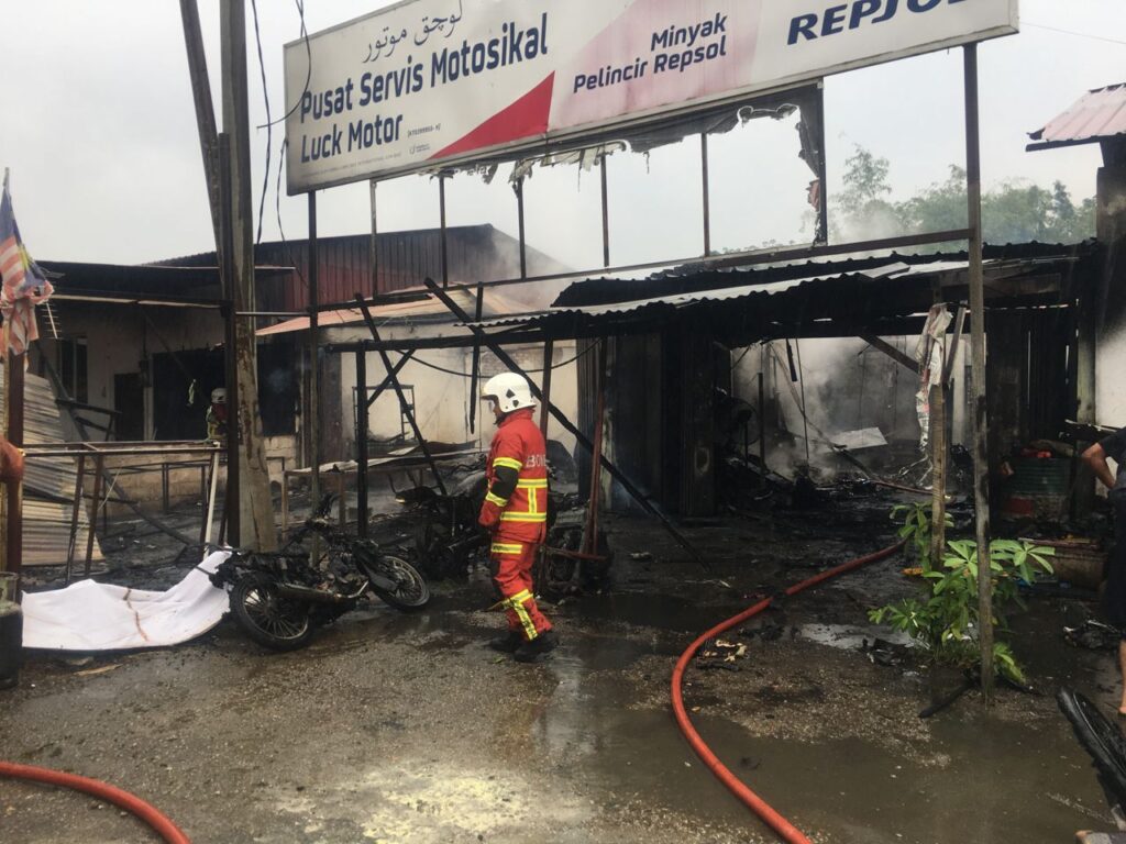 Kedai terbakar, tiga beranak nyaris rentung