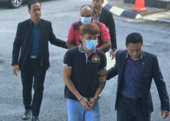 DUA lelaki dibawa ke Mahkamah Sesyen Seremban hari ini bagi didakwa atas pertuduhan merasuah anggota penguat kuasa JPJ pada 30 Januari lalu.-UTUSAN/MOHD. SHAHJEHAN MAAMIN.