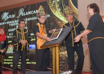 EWON Benedick (tiga kanan) bersama Pengerusi Yayasan Bank Rakyat (YBR) Datuk Philip Benedict Lasimbang (dua kanan) semasa majlis pelancaran buku kerja Bahasa Kadazandusun.