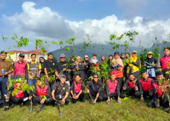 SEBAHAGIAN warga Politeknik Jeli menyajakan program menanam 800 batang pokok di pusat pengajian berkenaan di Jeli, Kelantan hari ini.