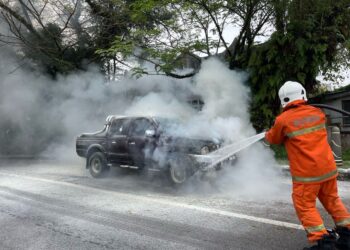 ANGGOTA Bomba berusaha memadamkan kebakaran melibatkan sebuah trak pikap di Pasir Puteh, Kelantan, hari ini.-IHSAN BOMBA KELANTAN.
