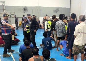 SEBAHAGIAN nelayan asing yang ditahan menerusi Operasi Bersepadu di sekitar Tok Bali, Pasir Puteh, Kelantan, hari ini.