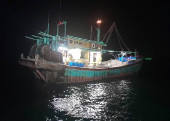 LIMA nelayan warga Myanmar ditahan Maritim Malaysia Pulau Pinang di perairan Pulau Kendi semalam kerana mengendalikan bot nelayan tempatan tanpa dokumen pengenalan diri yang sah.