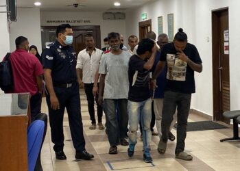 R. THASVINDRAN (kanan) dan A.Nadarajan (kiri) didakwa di Mahkamah Majistret di George Town, Pulau Pinang, hari ini atas tuduhan mengedar dadah jenis kanabis.GAMBAR/SAFINA RAMLI