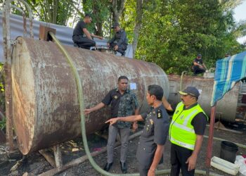 S. JEGAN (tiga dari kanan) ketika turut-serta dalam satu serbuan oleh KPDN Pulau Pinang di sebuah stor haram yang menyimpan diesel subsidi tanpa permit yang sah di Bukit Mertajam, petang tadi